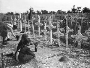 Niños franceses cuidando tumbas en el Cementerio de Adelaida de australianos muertos en batalla en el Frente Occidental, Villers-Bretonneux, Francia, 26 de agosto de 1919