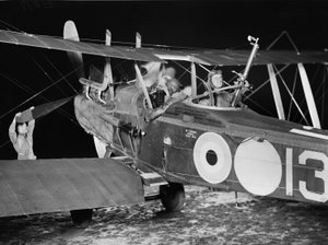 Teniente (Lt) Stanley George Brearley, piloto, y Lt Robert Harold Taylor, observador, del Escuadrón No. 69 (Australiano), Cuerpo Real de Aviación (RFC), comenzando una operación de bombardeo nocturno desde el ha de Australian Photographer