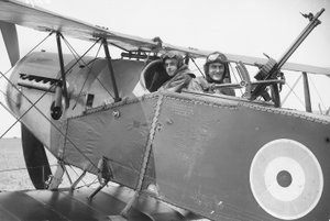 Teniente Brown (izquierda) y Teniente G Finlay (derecha), del Cuerpo de Aviación Australiano en un avión Bristol Fighter, c. diciembre de 1917 de Australian Photographer