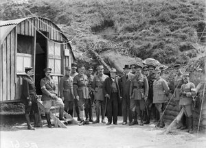 M. Georges Benjamin Clemenceau, el Primer Ministro francés, visitando la 4ª División, una visita única al frente australiano, 7 de julio de 1918 de Australian Photographer