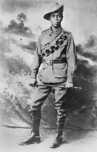Retrato de un soldado aborigen, 234 Soldado (Pte) Walter Christopher (Chris) George Saunders, c.1916 de Australian Photographer