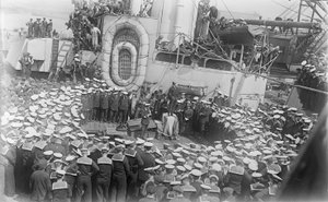 Marineros rodean al Primer Ministro australiano El Honorable William Morris (Billy) Hughes mientras les habla en la cubierta del HMAS Australia en el astillero en Devon, Inglaterra, 21 de mayo de 1916 de Australian Photographer