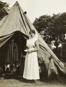 La hermana Ada Smith de la 2ª Estación de Despeje de Bajas Australiana cerca de Steenwerck, Trois Arbres, Francia, 1916 de Australian Photographer
