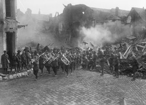 La Banda de la 5ª Brigada de Infantería Australiana, dirigida por el Sargento Maestro de Banda A Peagam del 19º Batallón, pasando por la Gran Plaza (Plaza del Pueblo) de Bapaume, tocando la Marcha Victoria, Bapaume
