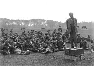 El Muy Honorable William Morris (Billy) Hughes, de pie sobre una plataforma compuesta por cuatro cajas de municiones, dirigiéndose a una reunión de la 5ª Ambulancia de Campo Australiana, cerca de La Motte de Australian Photographer
