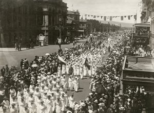Mujeres llevando a cabo una marcha del Día de la Paz a lo largo de King William Street, Adelaida, Australia del Sur, noviembre de 1918 de Australian Photographer