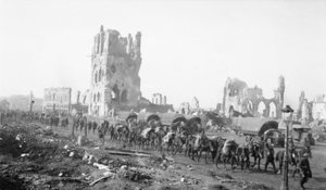 Ypres, Bélgica. 18 de octubre de 1917. Mulas de carga llevando suministros con la Infantería. Nótese los edificios dañados por los proyectiles en el fondo, 18 de octubre de 1917