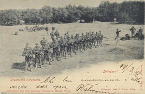 Infantería húngara recibiendo la orden de disparar de Austrian Photographer