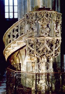 Púlpito de los peregrinos, decorado con bustos de los Cuatro Padres de la Iglesia, teólogos que representan los cuatro temperamentos fisonómicos, el escultor mismo mira desde una ventana abajo, por Anton Pilgr