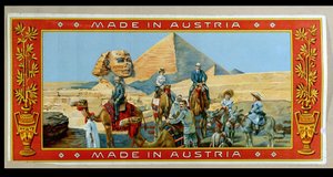 Turistas en las pirámides de Egipto, etiqueta de una caja de fez, c.1914