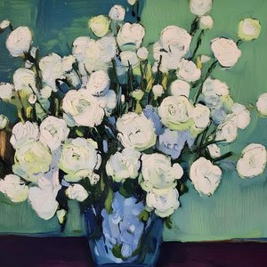 Flores blancas en un jarrón azul