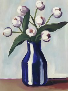 Flores blancas en un jarrón azul