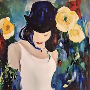 Mujer con sombrero y rosas