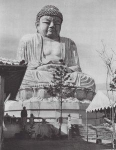 Japón: Estatua de Buda en Beppu (foto en blanco y negro)