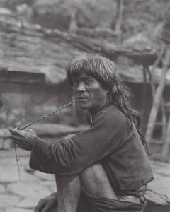 Japón: Jefe de la tribu Paiwan en Raisha (foto b/n) de Axel von Graefe