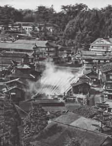 Japón: Kusatsu, manantiales de azufre (foto b/n)