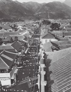 Japón: Centro comercial en Beppu (foto en blanco y negro) de Axel von Graefe