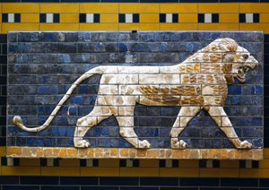 Un león, detalle de azulejos de ladrillo vidriado que representan animales mitológicos que adornaban el Camino Procesional hacia la Puerta de Ishtar en Babilonia durante el reinado de Nabucodonosor II (604-562 a.C.). Civilización babilónica, siglo VII-VI a