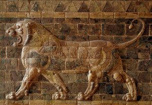 El Camino Procesional de Babilonia erigido bajo el gobierno de Nabucodonosor II (605-562 a.C.): detalle de la Puerta de Ishtar que representa un león de mosaico de ladrillos. Babilonia, Irak. París. Museo del Louvre de Babylonian