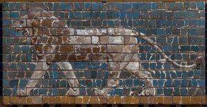 La Vía Procesional de Babilonia erigida bajo el gobierno de Nabucodonosor II (605-562 a.C.): detalle de la Puerta de Ishtar que representa un león de mosaico de ladrillos. Babilonia - Museo Arqueológico de Estambul
