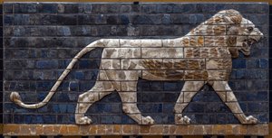 La Vía Procesional de Babilonia erigida bajo el gobierno de Nabucodonosor II (605-562 a.C.): (detalle) de la Puerta de Ishtar que muestra un león de mosaico de ladrillos. Babilonia - Museo Arqueológico de Estambul