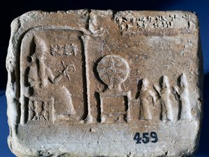 Tabla votiva que representa a Shamash, el dios sol de Sippar, sentado en su santuario con el rey babilónico Nebopaliddin siendo llevado a la presencia del Dios por dos figuras. Arte babilónico, siglo IX a.C.