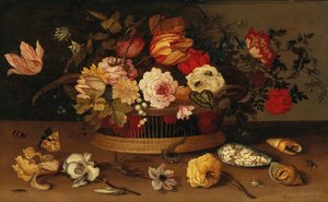 Una cesta de mimbre con flores y conchas en un borde de piedra de Balthasar van der Ast