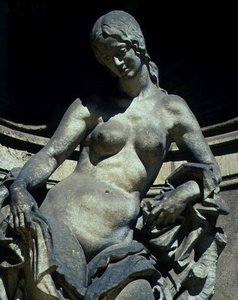 Detalle de una escultura de una ninfa