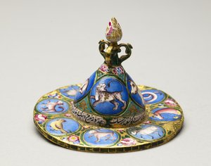 Cuenco con tapa, platillo y cuchara con decoración astrológica, principios del siglo XIX de Baqir
