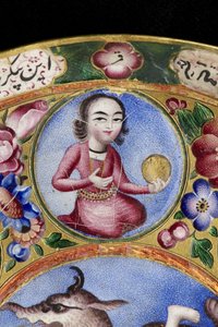 Tazón con tapa, platillo y cuchara con decoración astrológica, principios del siglo XIX de Baqir