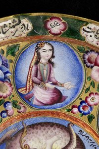 Tazón con tapa, platillo y cuchara con decoración astrológica, principios del siglo XIX de Baqir Baqir