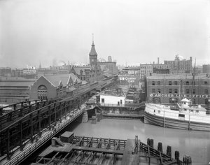Vapor Alaska atracado en la Calle Wells, Chicago, Illinois, EE.UU., c.1905 de Barnes and Crosby