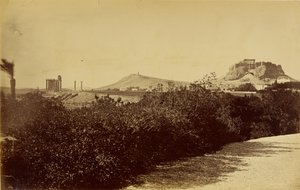 Atenas - Templo de Zeus Olímpico y Acrópolis desde el este. de Baron Paul des Granges