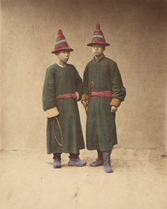 [Dos Hombres Chinos con Vestimenta Tradicional], 1870s