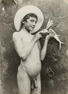 [Niño con pez]