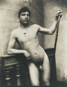 [Hombre desnudo con báculo y collar crucifijo] de Baron Wilhelm von Gloeden