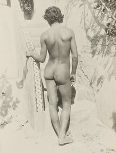 [Joven desnudo en la escalera] de Baron Wilhelm von Gloeden