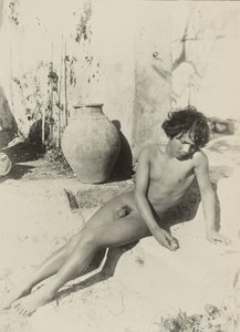 [Joven desnudo reclinado en los escalones] de Baron Wilhelm von Gloeden