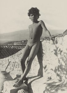 [Joven desnudo de pie] de Baron Wilhelm von Gloeden