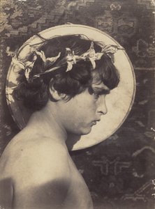 [Niño siciliano con corona de lirios y aureola] de Baron Wilhelm von Gloeden