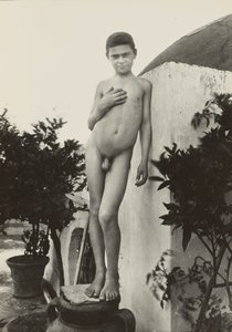 [De pie desnudo] de Baron Wilhelm von Gloeden