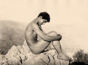 Estudio de un desnudo masculino sobre una roca, Taormina, Sicilia, c.1900 de Baron Wilhelm von Gloeden