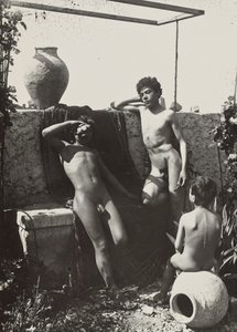 [Tres niños en un jardín] de Baron Wilhelm von Gloeden