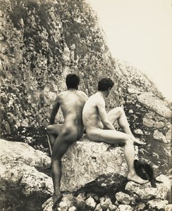 [Dos jóvenes desnudos sobre una roca] de Baron Wilhelm von Gloeden