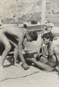 [Dos jóvenes desnudos con barco] de Baron Wilhelm von Gloeden