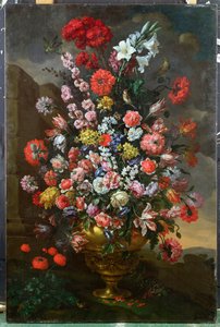 Lirios, tulipanes, claveles, peonías, convolvuli y otras flores en una urna de bronce con pájaros, una tortuga y mariposas en un paisaje, 1718