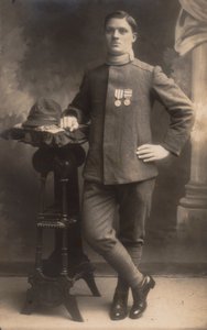 Álbum "El Ejército GM R. (Primera Guerra Mundial)": soldado de infantería en uniforme de campo (foto en blanco y negro) de Battelli Battelli