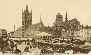 La Grand Place en día de mercado, Ypres, Bélgica de Belgian Photographer