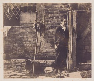 Walter Chamberlain escondiéndose detrás de la bomba de Bredicot, mediados de la década de 1850 de Benjamin Brecknell Turner