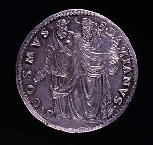 Reverso de moneda de plata que representa a SS Cosme y Damián de pie y mirándose. Inscripción: S. COSMVS S. DAMIANVS, acuñada 1532-1537 de Benvenuto Cellini